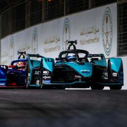 Bird ganó en una carrera que terminó con un gran accidente