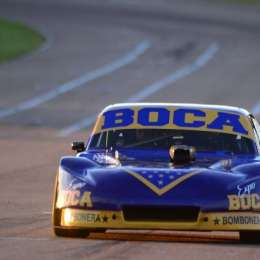 Un TC, para festejar, giró en el patio de una casa