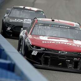 Nascar en Fontana homenaje a Johnson y victoria de Bowman