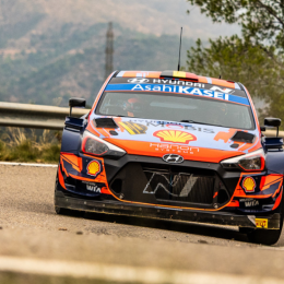 Neuville sigue al frente en Cataluña 