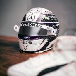 Hamilton sorprendió con los nuevos colores de su casco