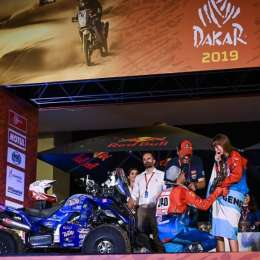 Ganó el Dakar y le propuso casamiento a la novia en el podio