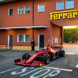 Leclerc paseó la Ferrari 2020 por las calles de Maranello