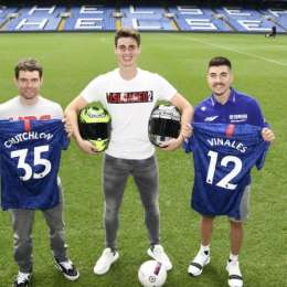 Crutchlow y Viñales visitaron el estadio del Chelsea