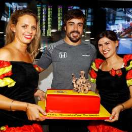 Alonso festejó su cumpleaños en boxes