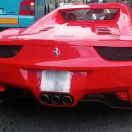Manejó una Ferrari con una patente de papel
