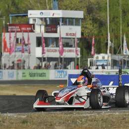 Fernández venció en la segunda de la Fórmula Renault