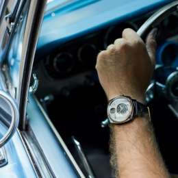 Con los Mustang, también fabrican relojes