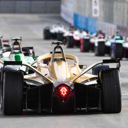 Dos Fórmula E en miniatura a fondo por la ciudad