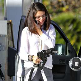 ¿Por qué no se puede hablar por celular mientras cargas nafta? 