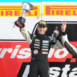 Gil en clase 2 y Bayala en clase 1 sonrieron en Turismo Pista