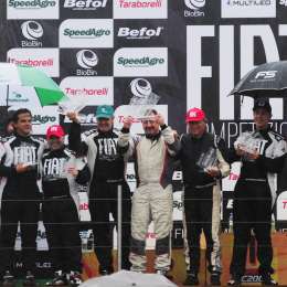 Bajo la lluvia, Braga dominó en la primera carrera