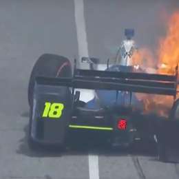 Auto de Indy Car prendido fuego en Toronto