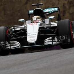 Mercedes domina en Bakú