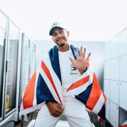 El mundo motor rendido a los pies de Hamilton