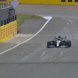 ¡Agónico triunfo de Hamilton con un neumático pinchado!