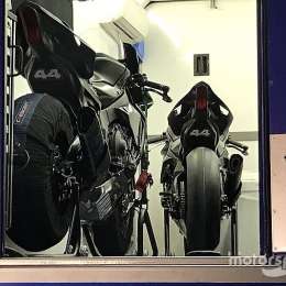 Hamilton probó una moto con susto incluido