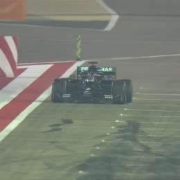 Tras los incendios, golpes y vuelcos, ganó Hamilton