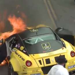 Una Ferrari en llamas en el debut de una categoría