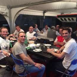 Una cena, de poca camaradería