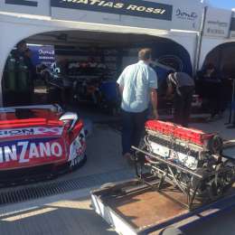 Rossi cambia el motor y larga último la final