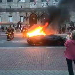 ¡300 mil dólares tirados a la basura! Increíble incendio de un Lamborghini