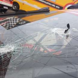 El pedazo de llanta que se clavó en el parabrisas de Garriz
