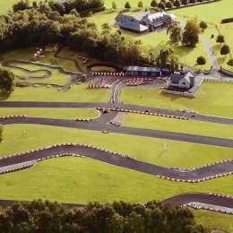 A la venta una mansión con pista de karting en el jardín