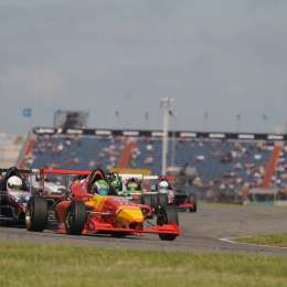 Guido Moggia sigue al frente, pero no se despega de sus rivales