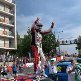 Reaparece Tiago Monteiro después de su accidente