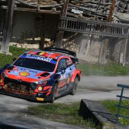 Hyundai renovó con Neuville y Tänak