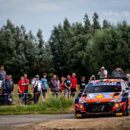 Neuville arrancó adelante como local