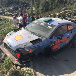 Paddon se pegó cuando lideraba, ahora manda Neuville