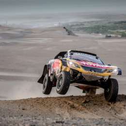 Peterhansel da pelea sobre el final 