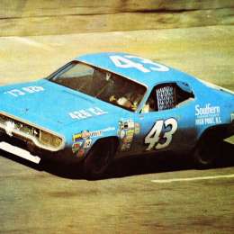 Subastan el Plymouth campeón de Nascar con Richard Petty