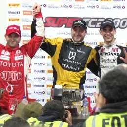 Los tres del podio en la conferencia de prensa