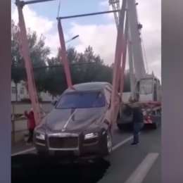 Un Roll Roys cayó a un agujero de la calle en China