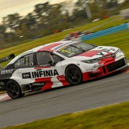 Campeonato: Rossi sigue adelante, pero la pelea es punto a punto