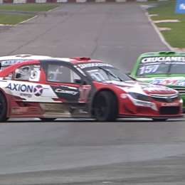 El roce que dejó afuera de carrera a Rossi