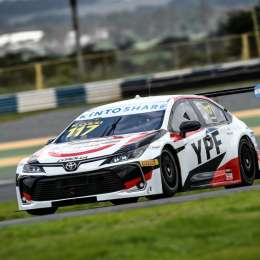 Rossi ganó la final y se escapó en la cima del campeonato