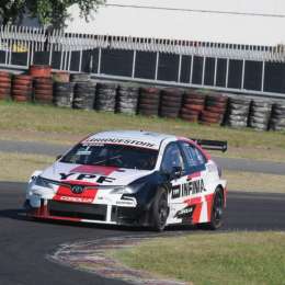 Rossi estrenó el título con victoria en Buenos Aires