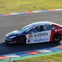 La unión de dos hermanos en un auto de carrera