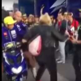 VALENTINO SE DISCULPÓ POR PATEAR A UNA MUJER