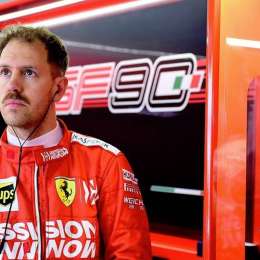 Vettel se bajó de su auto y ayudó a una persona en silla de ruedas