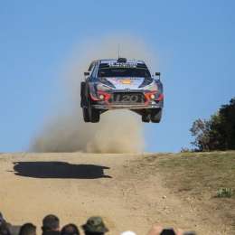 Neuville voló en Cerdeña y derrotó al campeón Ogier