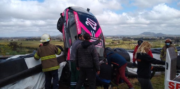 Se pegó, el auto quedó colgado, lo repararon y ganó