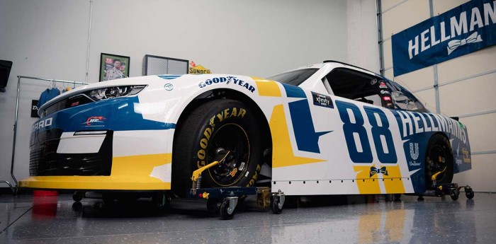 Dale Earnhardt Jr. presentó el Chevrolet para su regreso