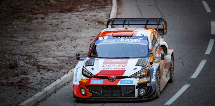 Ogier le ganó a Loeb y cerró el sábado como líder