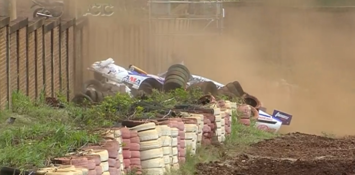 VIDEO: se despistó y las gomas se salieron del circuito