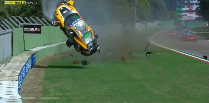 VIDEO: espectacular vuelco de un Porsche en el circuito de Imola